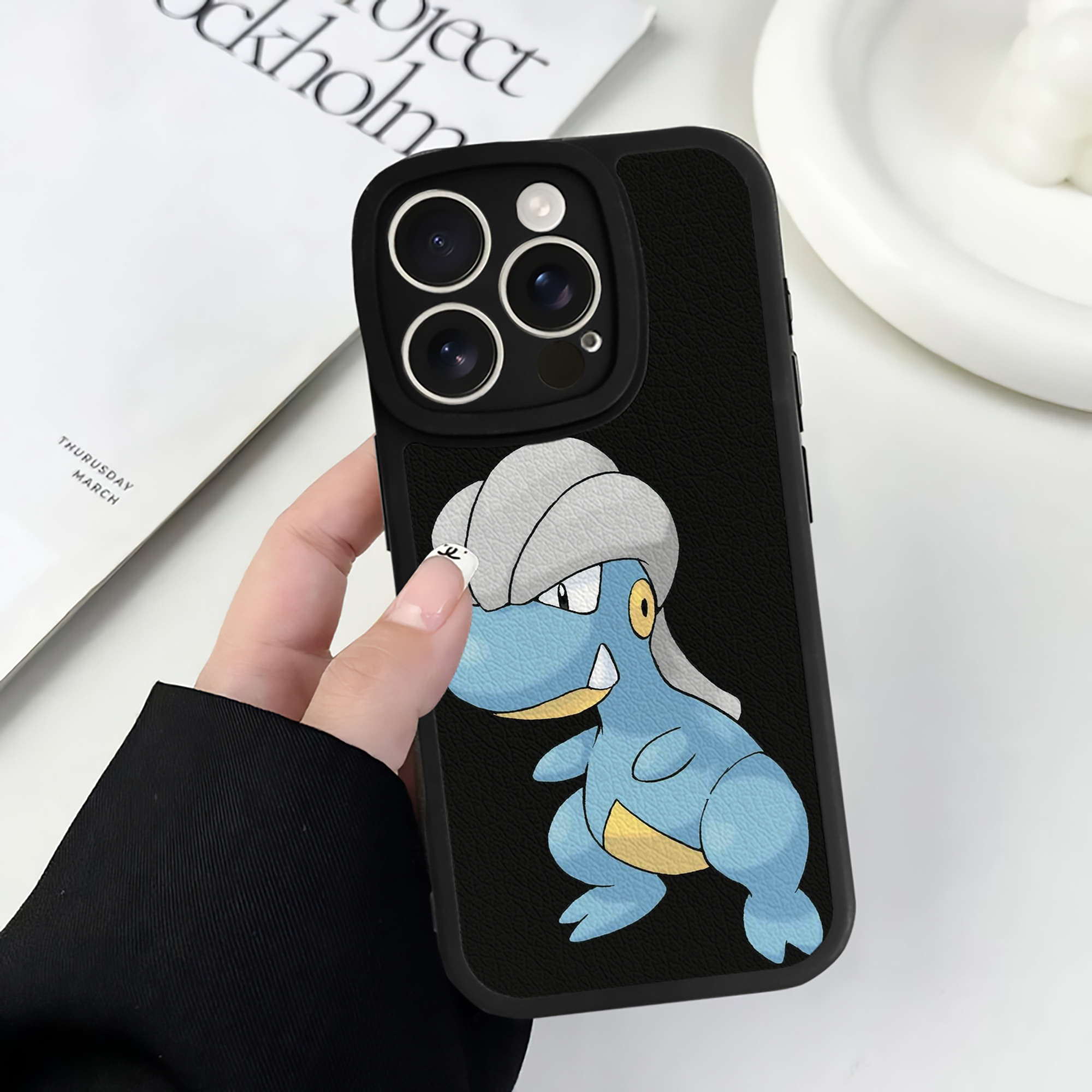 （画像用） ポケットモンスター Pokémon 【iPhone 16シリーズ対応】シリコンスマホケース（レザー調） 材質：シリコン